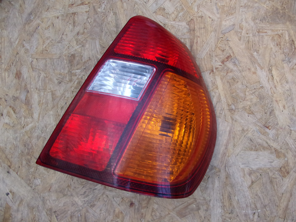 8200054301 Pravé zadní světlo Renault Thalia 01-, s vadou