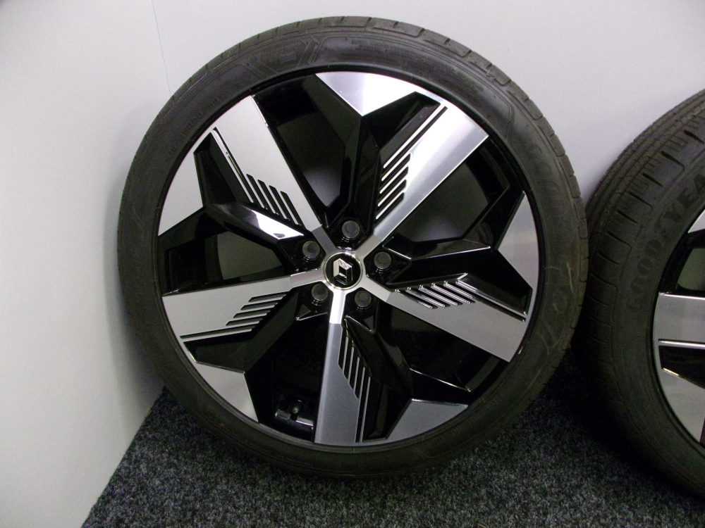 Letní obutá sada Renault, disky 7x20 ET34 5x114,3x66, pneu 215/45/20 95T GOODYEAR