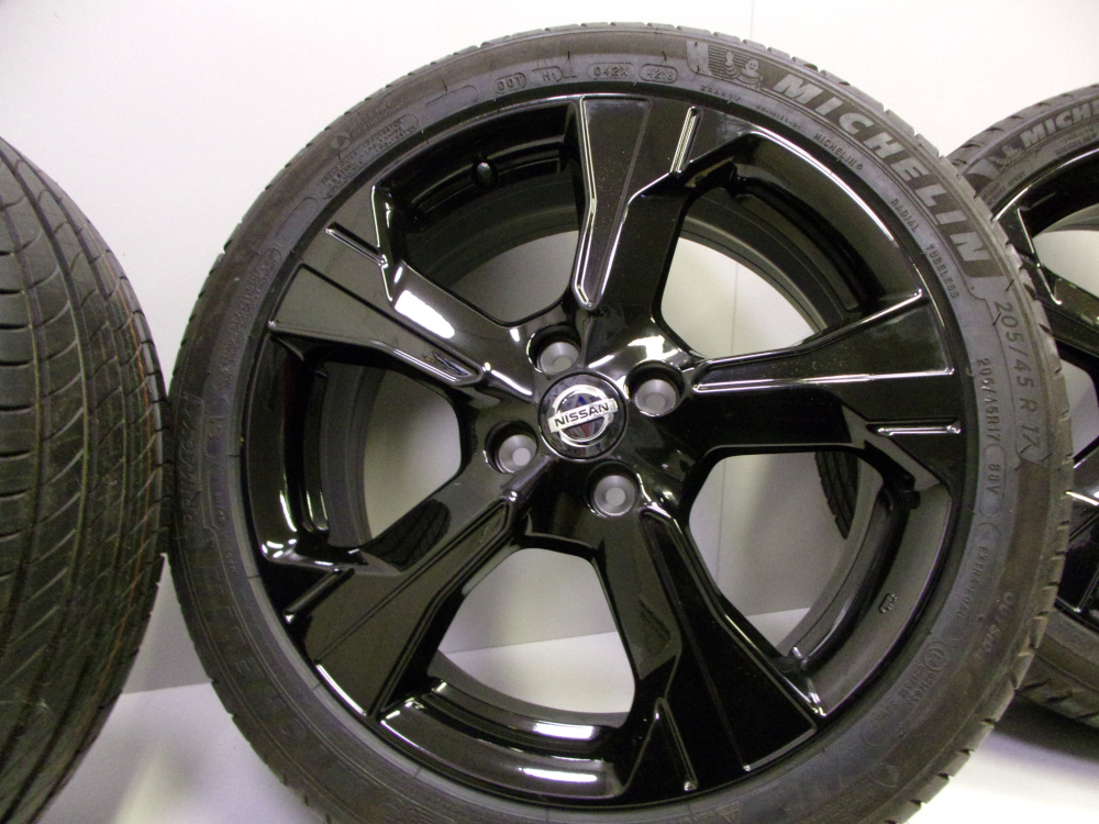 Letní obutá sada Nissan/Renault, disky 6,5x17 ET50 4x100x60, pneu 205/45/17 88V MICHELIN